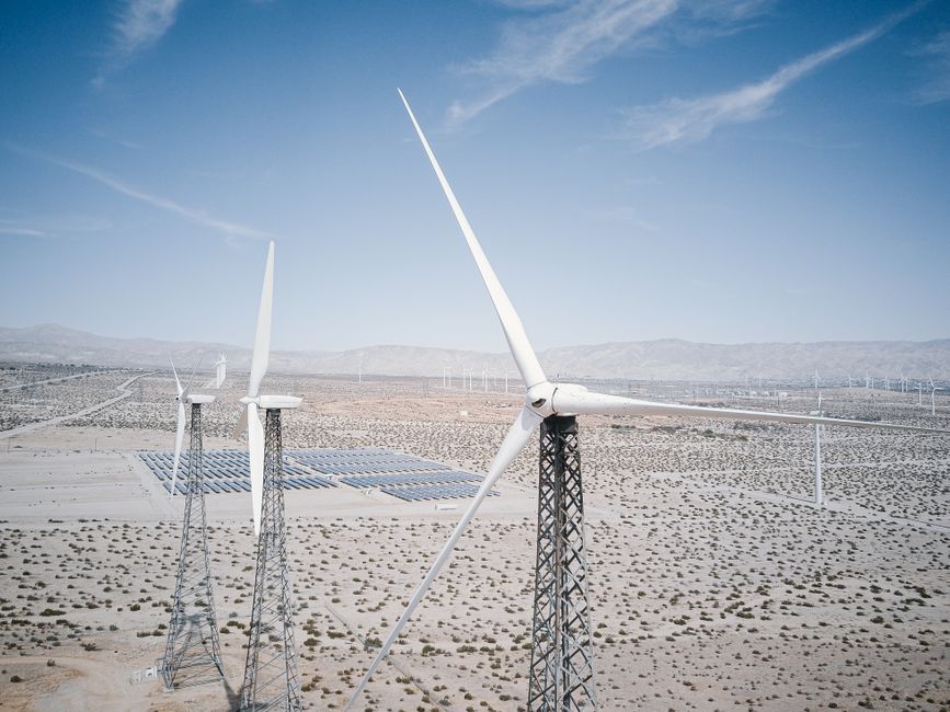 Solaire et éolien : l’alliance énergétique pour votre maison