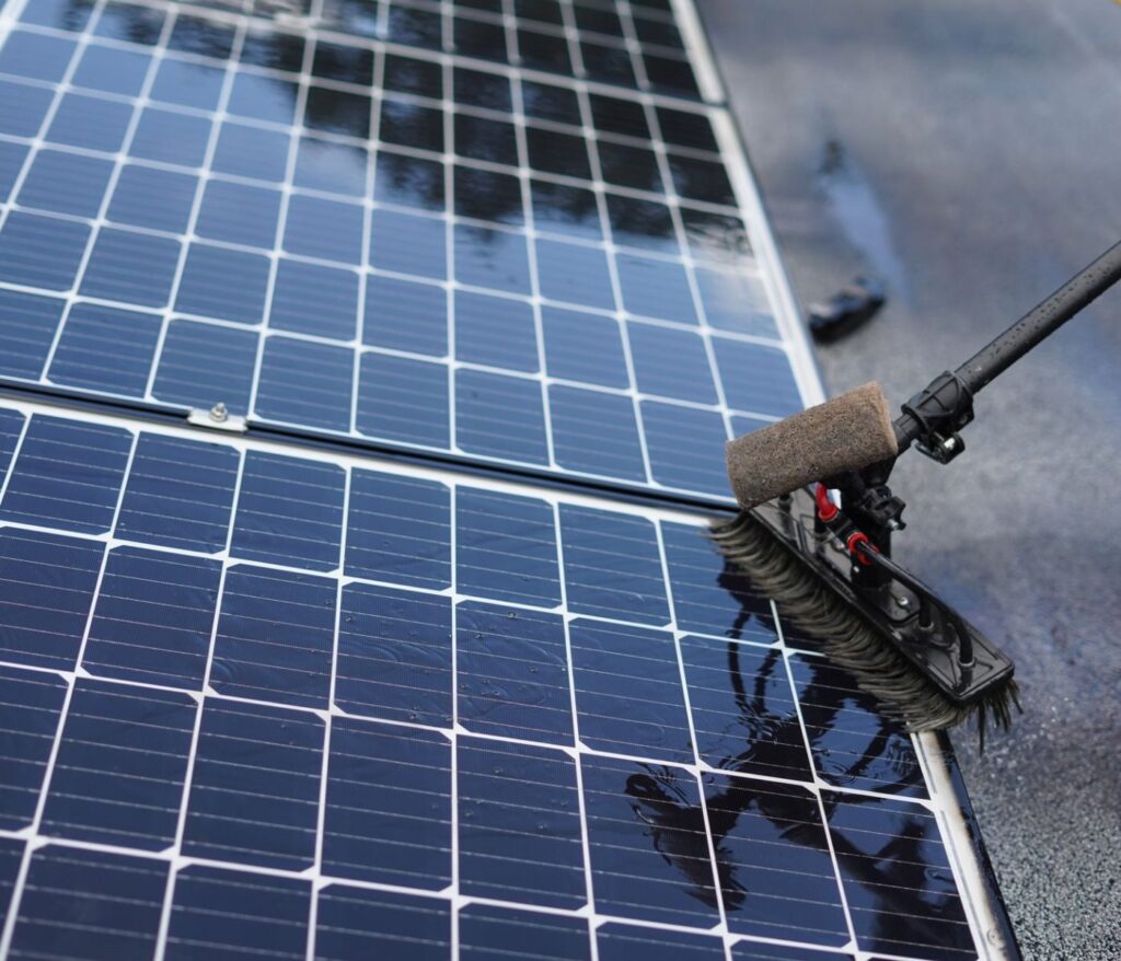 Nettoyage panneaux solaires : fréquence et méthodes efficaces 1 Nettoyage panneaux solaires : fréquence et méthodes efficaces