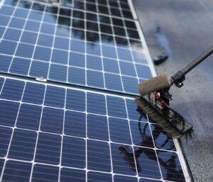 Nettoyage panneaux solaires : fréquence et méthodes efficaces