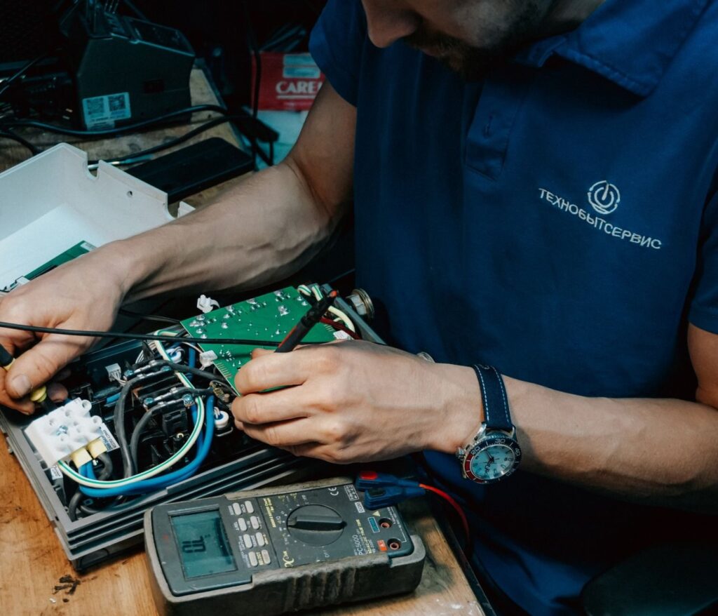 Maintenance préventive onduleur solaire : les 9 gestes 1 Maintenance préventive onduleur solaire : les 9 gestes
